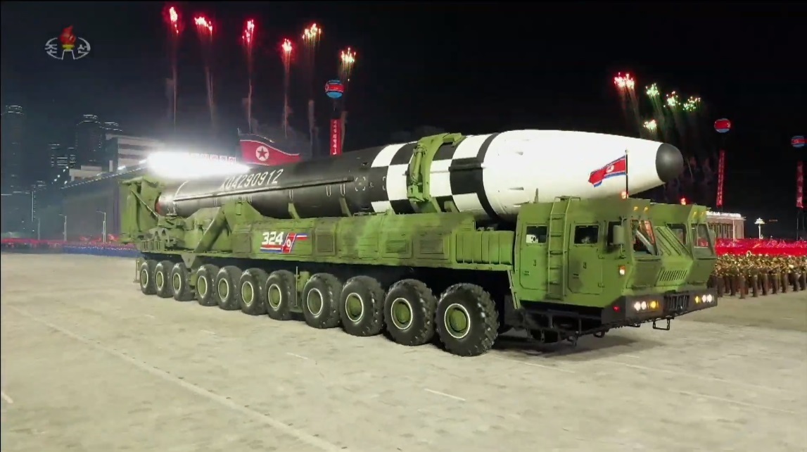 Tên lửa đạn đạo xuyên lục địa mới nhất của Triều Tiên xuất hiện trong lễ duyệt binh (ảnh: KCNA)