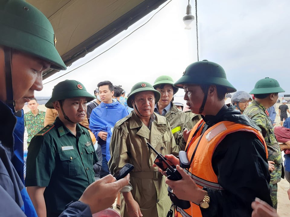 Ông Hà Sỹ Đồng, Phó Chủ tịch Thường trực UBND tỉnh Quảng Trị (thứ 2 từ phải sang) đã họp bàn với các thành viên ủy ban và quyết định điều ngay 2 tàu 67, kèm ngư dân, y tế đi cứu nạn.