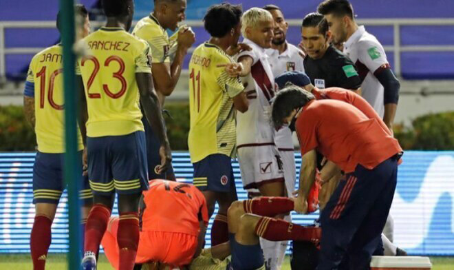 Hậu vệ Santiago Arias của Colombia dính chấn thương nặng khi va chạm với tiền vệ Darwin Marchis của Venezuela