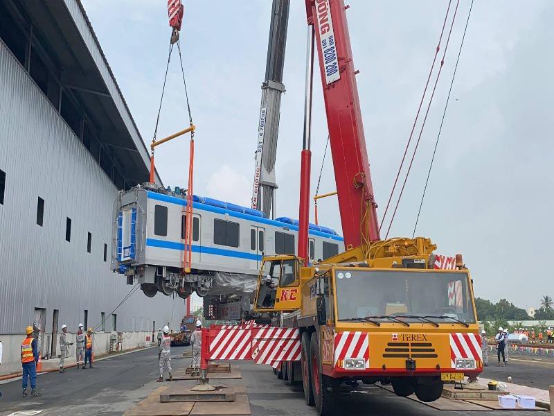 Tàu metro số 1 đang được cẩu khỏi xe siêu trường, siêu trọng.