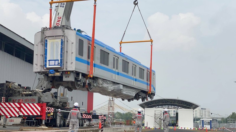 Tàu metro số 1 đang được đưa lên depot.