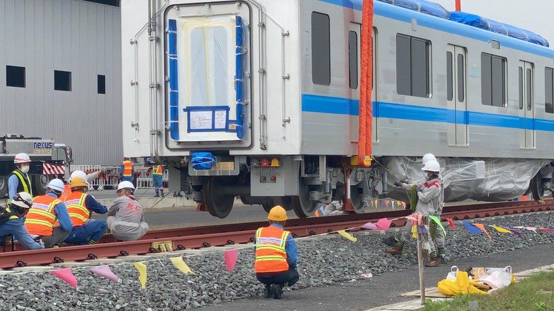 Các kỹ sư chuẩn bị các công đoạn trước khi đưa toa tàu đầu tiên lên depot.