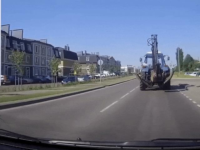 Tin tức ô tô - Video: Kinh hoàng 15 khoảnh khắc xe tải rơi bánh xe khi đang chạy trên đường