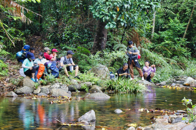 Nghỉ ngơi ăn trưa bên một con suối nhỏ