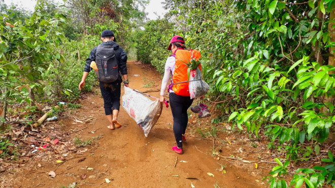 Mang rác xuống núi, trả lại sự thanh sạch vốn có của núi rừng