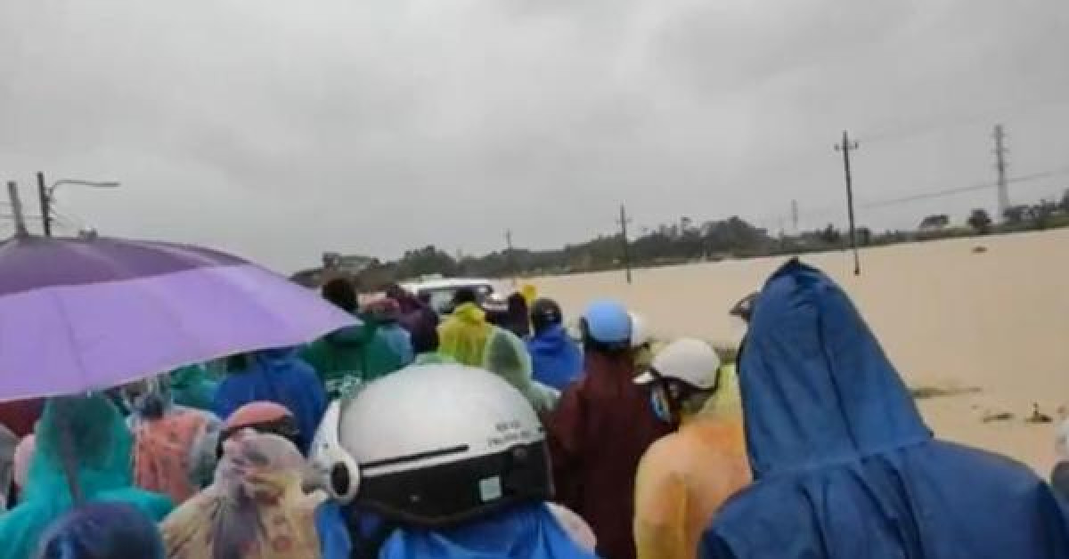 Tin tức trong ngày - Tìm được thi thể 2 vợ chồng bị lũ cuốn trôi bỏ lại con nhỏ