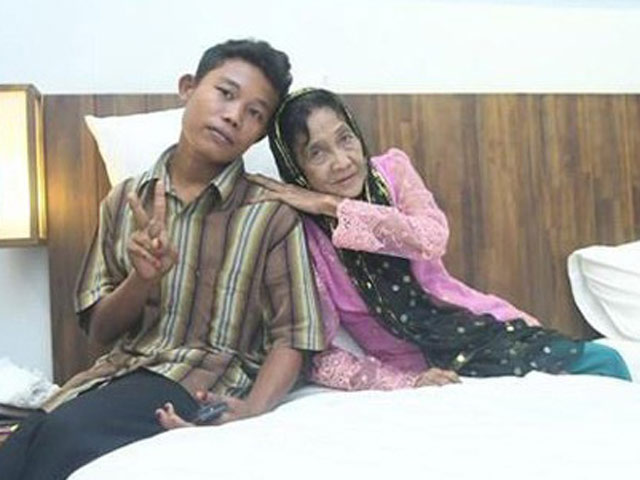 Bạn trẻ - Cuộc sống - Chàng trai 16 tuổi dọa tự tử để cưới cụ bà 71 tuổi gây "bão" MXH giờ ra sao?