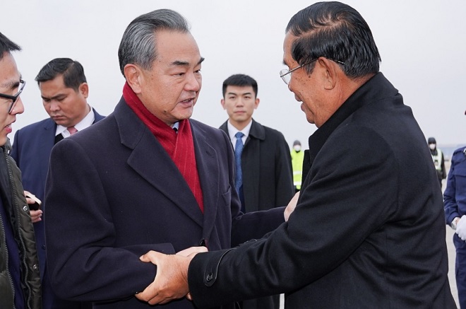 Ngoại trưởng Trung Quốc Vương Nghị gặp Thủ tướng Campuchia Hun Sen hồi tháng 2.2020.