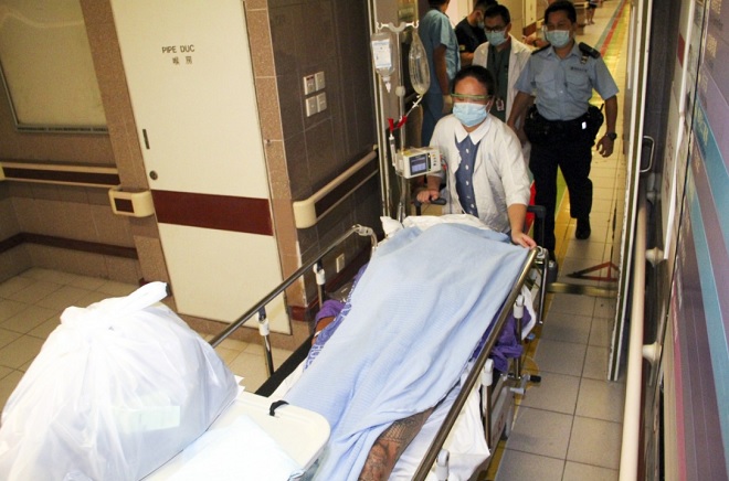Nạn nhân bị bắn ở cự ly gần nhưng vẫn lái xe được đến bệnh viện.