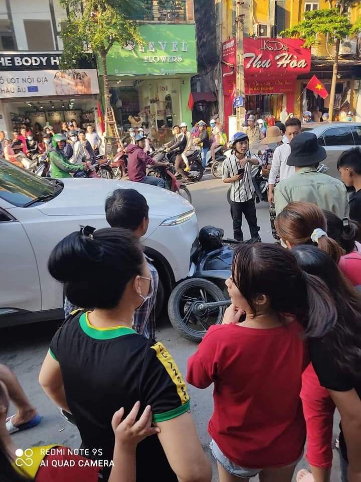 Chiếc xe ô tô xe SH giữa phố Hà Nội.