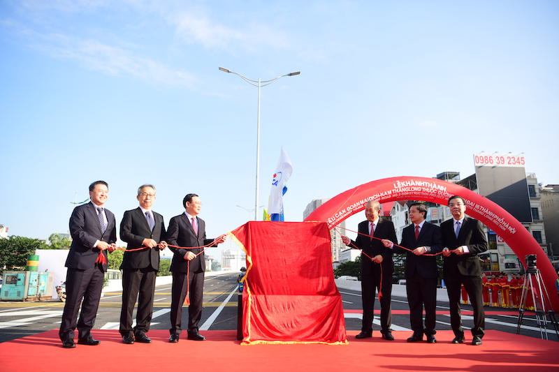 Phó thủ tướng Thường trực Chính phủ Trương Hoà Bình, Bí thư Thành uỷ Hà Nội Vương Đình Huệ, Bộ trưởng Bộ GTVT Nguyễn Văn Thể, Chủ tịch UBND TP.Hà Nội Chu Ngọc Anh cùng các đại biểu thực hiện nghi thức gắn biển công trình.