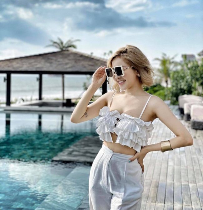 Áo croptop khoe eo thon không thể thiếu trong tủ đồ của nàng hot girl.