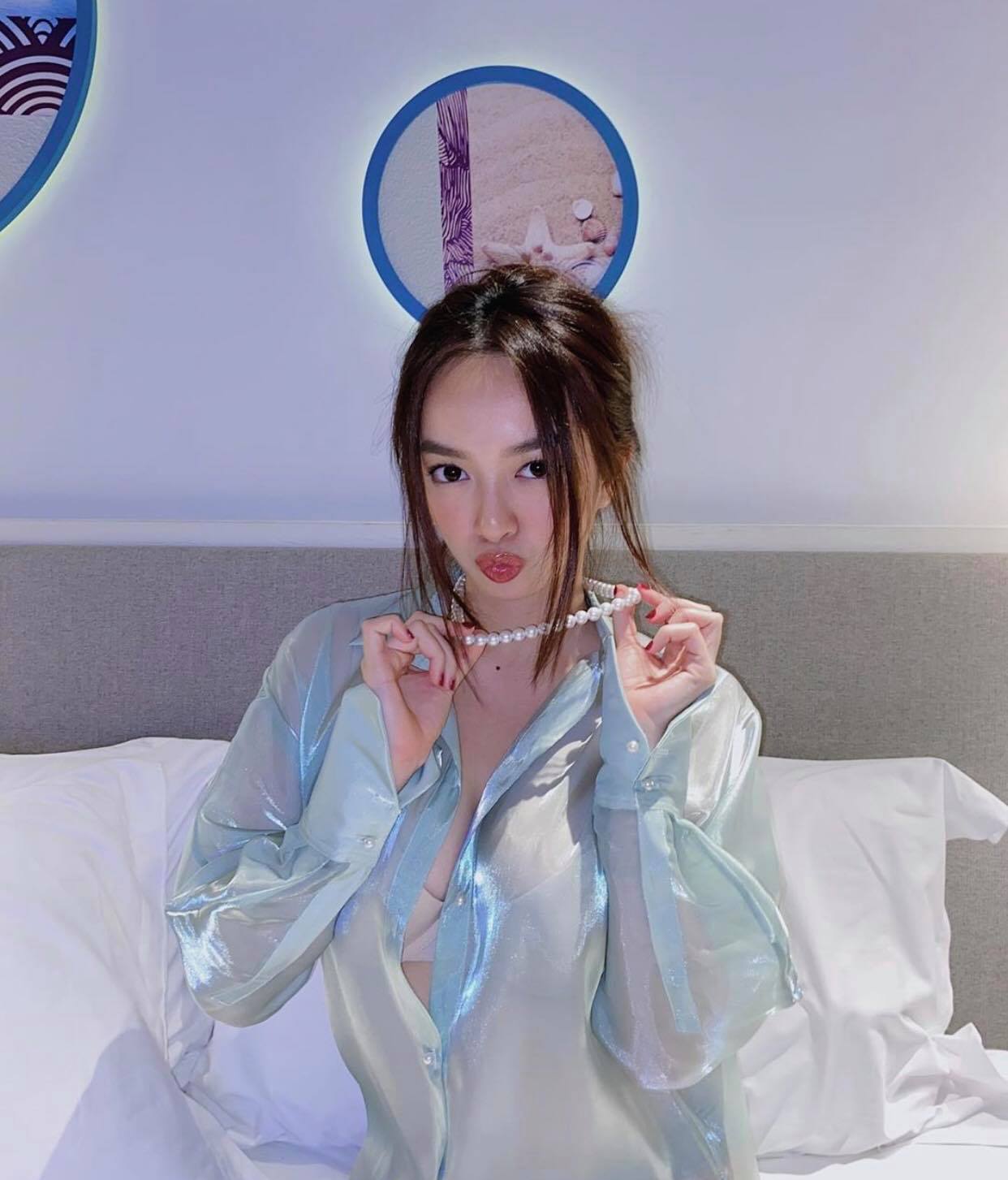 Kaity Nguyễn gợi cảm với áo sơ mi trong suốt, khoe thềm ngực lấp ló.