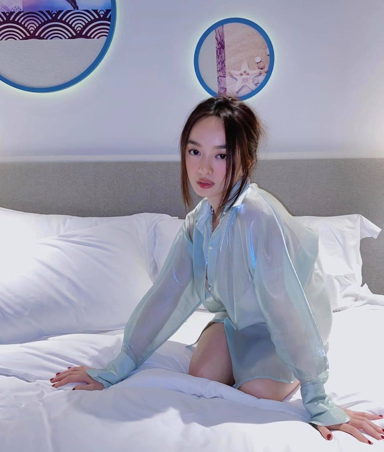 Sau khi giảm cân, Kaity Nguyễn sở hữu thân hình thon nhỏ hơn. Song, danh xưng "mỹ nhân vòng 1 đẹp" vẫn giữ vững phong độ.