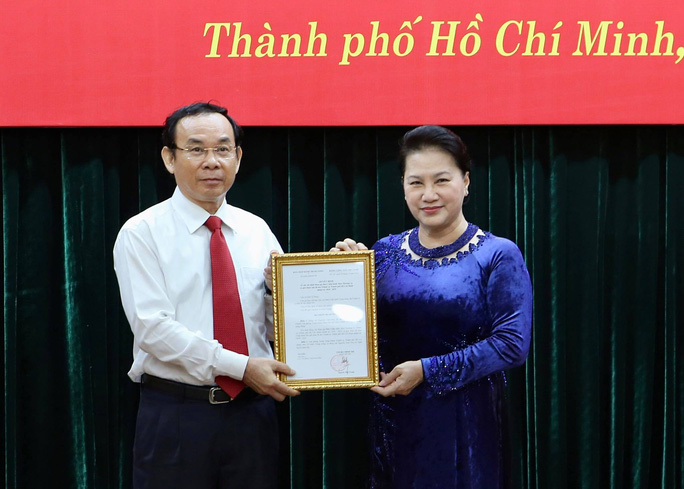 Ủy viên Bộ Chính trị, Chủ tịch Quốc hội Nguyễn Thị Kim Ngân trao quyết định cho ông Nguyễn Văn Nên