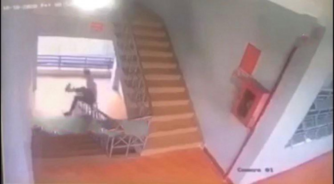 Hình ảnh do camera nhà trường ghi lại sự việc em Q. bị ngã thương tâm