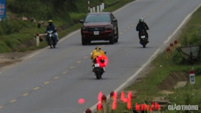 Hình ảnh ghi lại chiếc xe chạy quá tốc độ trên QL6 đoạn qua tỉnh Sơn La.