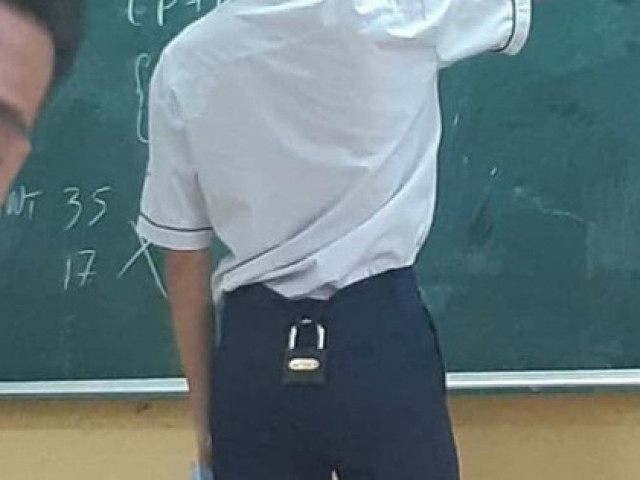 Bạn trẻ - Cuộc sống - Nam sinh lên bảng làm bài, mọi chuyện rất bình thường cho đến khi nhìn vào phần cạp quần