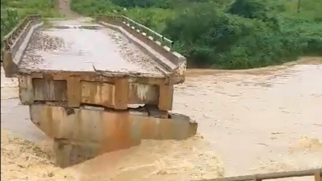 Mưa lớn làm cầu bê tông tại thôn 10, xã Đắk Pxi, huyện Đắk Hà đổ sập