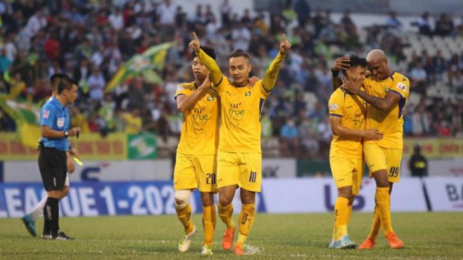 Tuấn Tài (số 10) ăn mừng bàn thắng vào lưới Quảng Nam