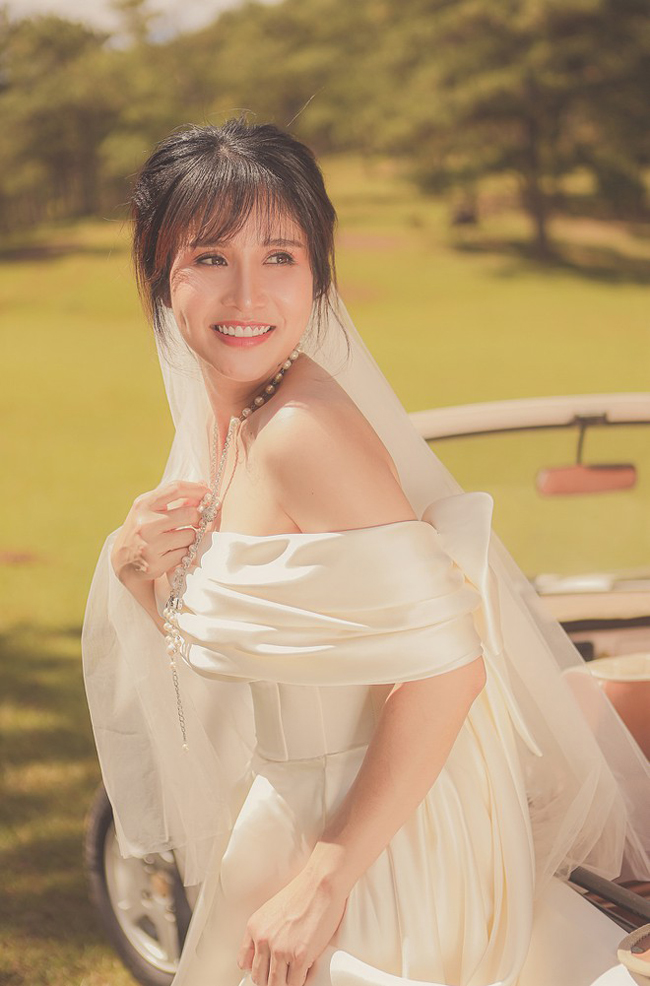 Nữ diễn viên Thảo Trang tái hôn vào ngày 6/10 vừa qua khiến showbiz Việt bất ngờ. Cô dâu xinh đẹp đã quyết định gắn bó với người bạn diễn một thời.
