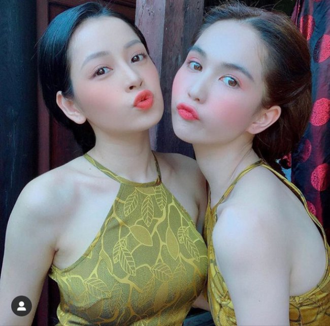 Ngọc Trinh và Chi Pu cùng diện áo yếm trong tạo hình nhân vật của một sản phẩm âm nhạc khoe nhan sắc yêu kiều và vô cùng gợi cảm.
