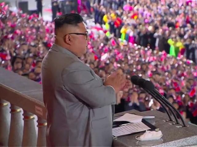 Thế giới - Vì sao Triều Tiên chọn duyệt binh rầm rộ với hàng loạt vũ khí mới vào nửa đêm?