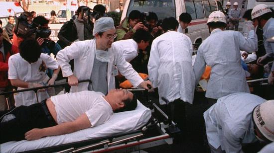 Hành khách tàu điện ngầm bị ảnh hưởng bởi vụ tấn công bằng khí sarin ngày 20/3/1995. Ảnh: AP.