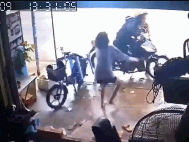 Media - Vào tiệm tóc trộm điện thoại, nam thanh niên bị cả xóm "xử nóng"