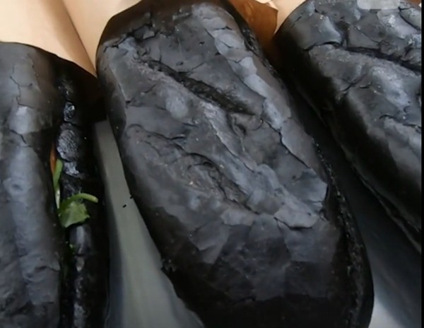 Bánh mỳ đen như bị cháy thành than.