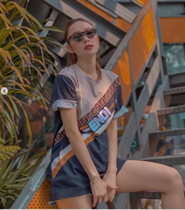 Một gợi ý khác đến từ Minh Hằng khi lăng xê quần short. Với chiếc quần siêu ngắn, phong cách giấu quần khá thịnh hành, được các tín đồ thời trang ưa chuộng. Ngoài mặc cùng áo phông freesize, bạn có thể kết hợp cùng áo sơ mi dáng rộng. Đa phần những chiếc áo sẽ có độ dài phủ qua mông.