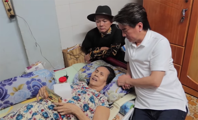 Video: Đàm Vĩnh Hưng xót xa trước hoàn cảnh của diễn viên Hoàng Lan và nhiều mảnh đời bất hạnh