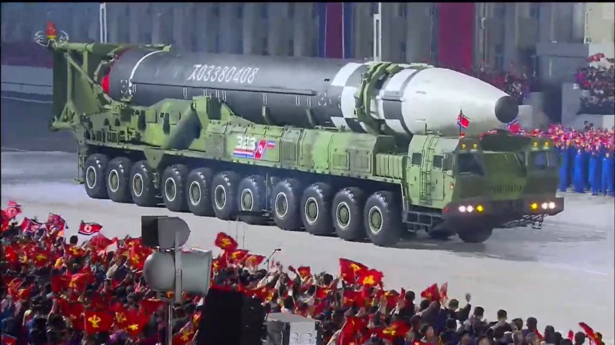 Tên lửa lớn nhất thế giới của Triều Tiên được phô diễn trong lễ duyệt binh (ảnh: KCNA)