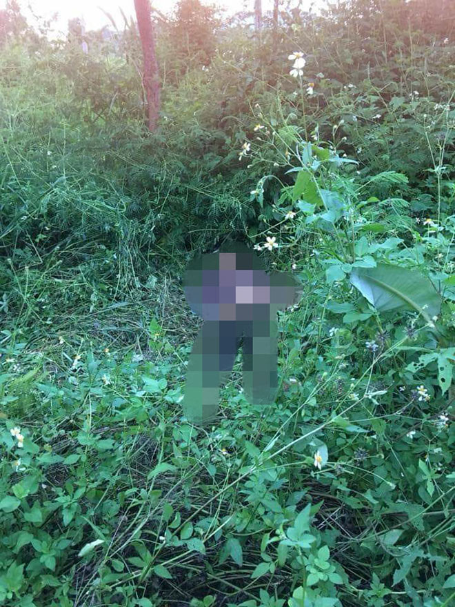 Bụi cỏ ven quốc lộ nơi phát hiện thi thể anh L.