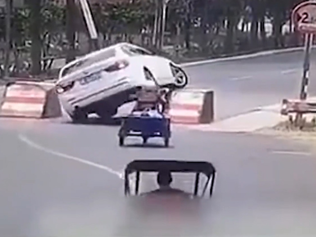 Cười 24H - Khi chị em phụ nữ ngồi sau tay lái sẽ khiến bao người... tái mặt