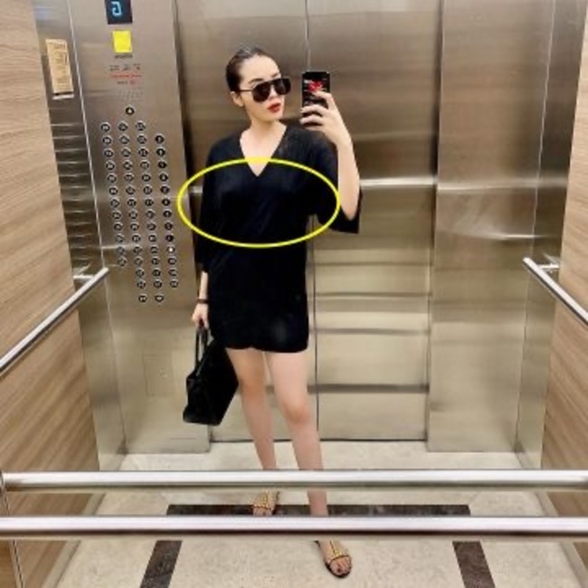 Trong một ảnh selfie trong thang máy, người đẹp 9X như đang “thả rông” đôi gò bồng đảo nở nang của mình.
