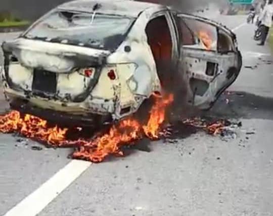 Chiếc xe bất ngờ bốc cháy.