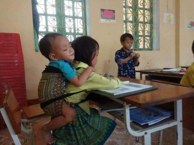 Hình ảnh bé gái lớp 1 cõng em 20 tháng đi học cùng. Ảnh: Facebook Thanh Thảo