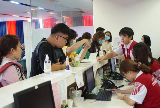 Thí sinh làm tục nhập học tại Trường ĐH Quốc Tế Hồng Bàng