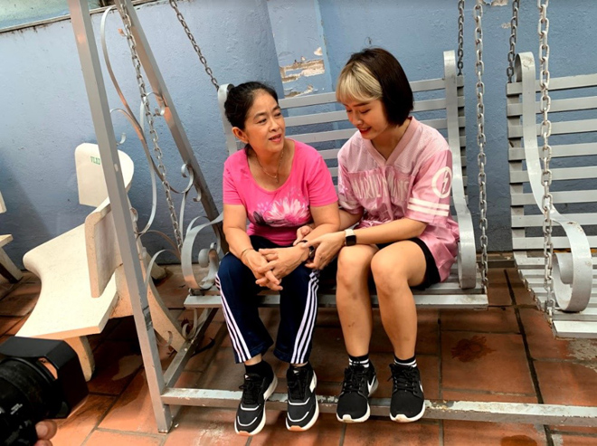 Uyên Hanna luôn đồng hành cùng mẹ trong các bài tập đều đặn mỗi ngày