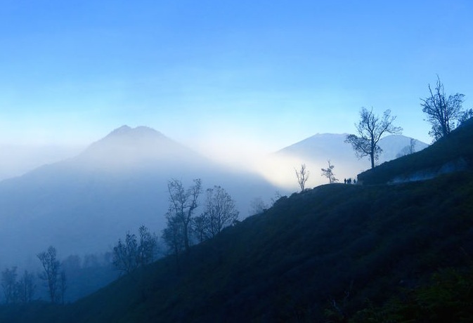 Ngọn núi lửa kỳ lạ ở Indo, có màu xanh trong đêm tối và tắt khi mặt trời mọc - 1