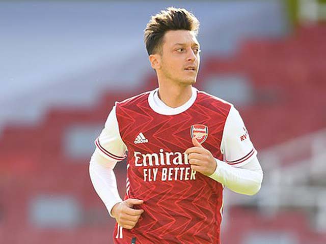 Arsenal bất lực: Ozil ngồi chơi xơi nước vẫn đút túi thêm 240 tỷ đồng - 1