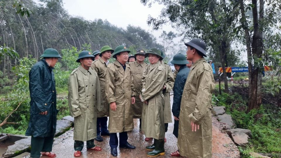 Phó Thủ tướng Trịnh Đình Dũng&nbsp; trực tiếp chỉ đạo cứu hộ ở thủy điện Rào Trăng 3.