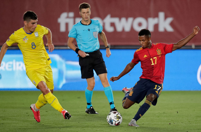 Ansu Fati (áo đỏ) chơi tốt trong màu áo ĐTQG Tây Ban Nha dù chưa đầy 18 tuổi