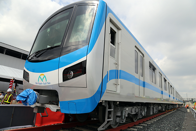 Sáng 13/10, TP.HCM tổ chức lễ đón đoàn tàu metro đầu tiên (thuộc tuyến metro số 1, Bến Thành - Suối Tiên) về nước.