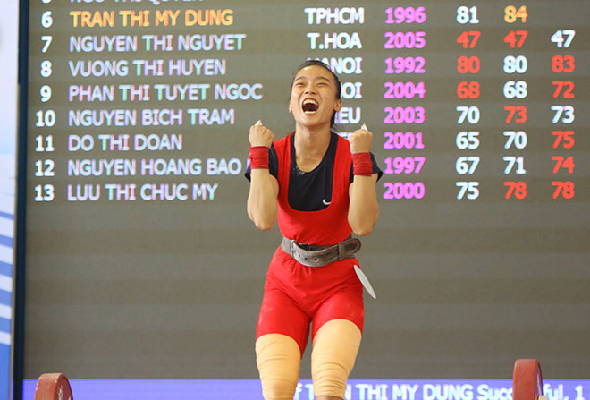Trần Thị Mỹ Dung ăn mừng sau khi phá kỷ lục quốc gia phần thi cử giật