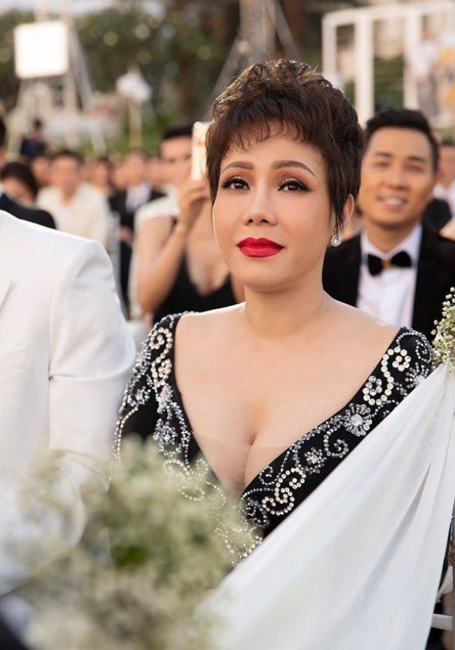 Nghệ sĩ Việt Hương bị cộng đồng mạng lên án vì chọn váy quá gợi cảm trong đám cưới đồng nghiệp.&nbsp;
