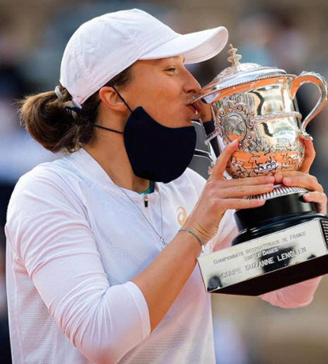 Iga Swiatek, tay vợt 19 tuổi người Ba Lan, vô địch Roland Garros đơn nữ 2020 mà không để thua set nào.
