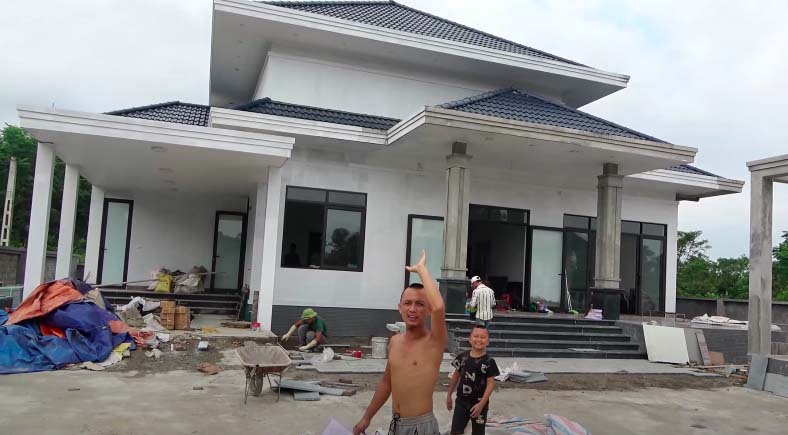Anh em Tam Mao TV hé lộ về căn biệt thự mới đang trong quá trình xây dựng và hoàn thiện.