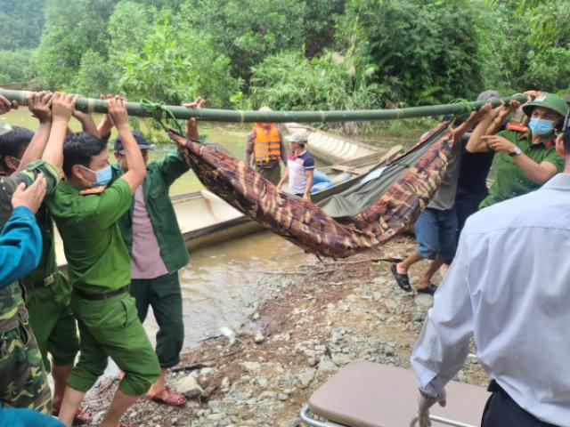 Tin tức trong ngày - Tin tức 24h qua: Đã đưa được 19 người của thủy điện Rào Trăng 3 ra khỏi rừng